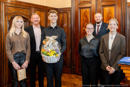 PW_464_003_fot. Piotr Wojnarowski.jpg-Miszalski, zdjęcia, spotkanie, licealiści, 8 LO Kraków