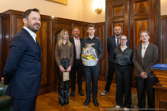 PW_464_004_fot. Piotr Wojnarowski.jpg-Miszalski, zdjęcia, spotkanie, licealiści, 8 LO Kraków