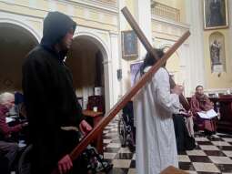 490991713_653942180609633_9196471732049910595_n.jpg-Inscenizacja Drogi Krzyżowej na Helclów.