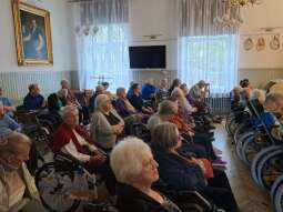 20250425_100746.jpg-Rocznica kanonizacji Jana Pawła II w góralskim stylu.