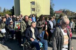 Międzydomowa Droga Krzyżowa (3).jpeg-Międzydomowa Droga krzyżowa 4 kwietnia 2025