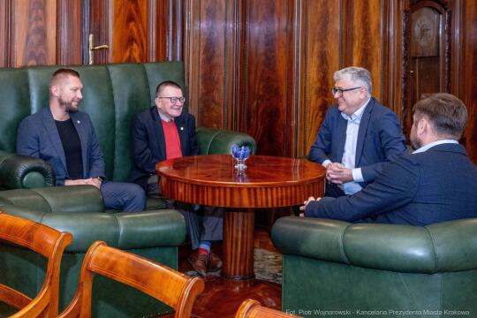 PW_484_012_fot. Piotr Wojnarowski.jpg-Miszalski, zdjęcia, MZB, boks, rękawica