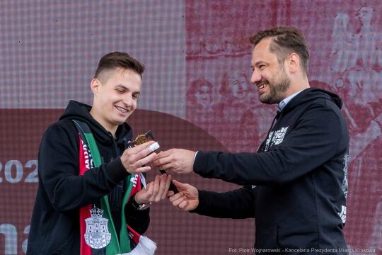 Prezydent Krakowa wręczył studentom klucz do bram miasta