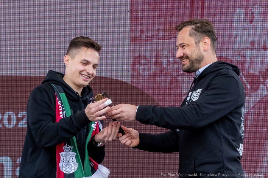 Prezydent Krakowa wręczył studentom klucz do bram miasta