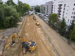Stabilizacja warstw (3).jpg-Trwa budowa trzeciego odcinka ulicy 8 Pułku Ułanów.
