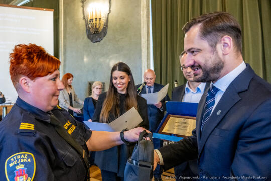 Miszalski, Bezpieczny Kraków, nagrody, policja, straż miejska, straż pożarna, wręczenie, zdjęc