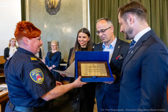 Miszalski, Bezpieczny Kraków, nagrody, policja, straż miejska, straż pożarna, wręczenie, zdjęc