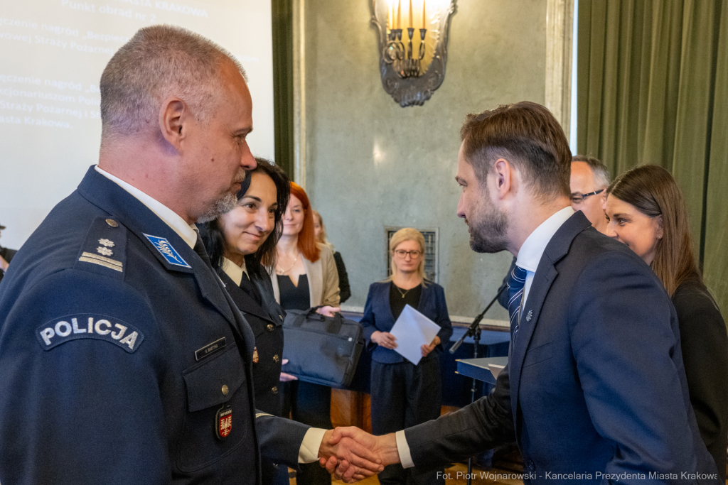 Miszalski, Bezpieczny Kraków, nagrody, policja, straż miejska, straż pożarna, wręczenie, zdjęc  Autor: P. Wojnarowski