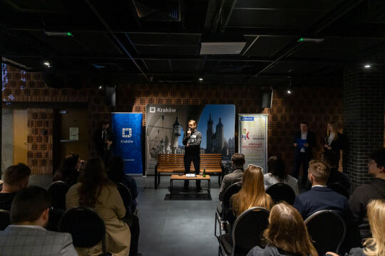 20250522-BSK_7281.jpg-Ławka, Miszalski, Studenci