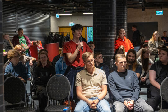 20250522-BSK_7510.jpg-Ławka, Miszalski, Studenci