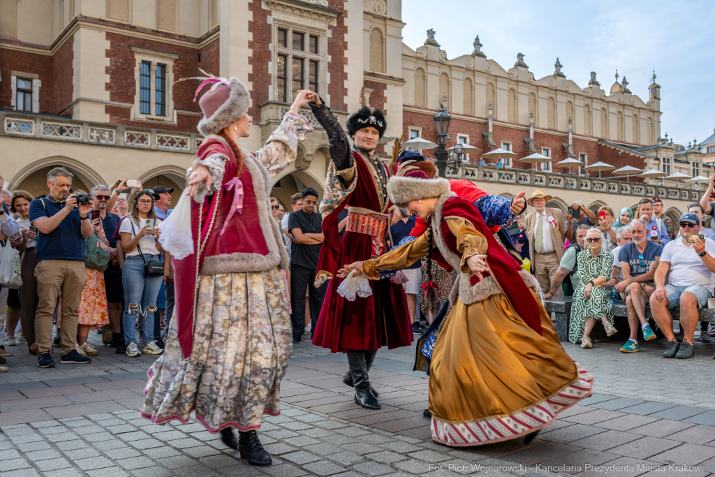 PW_517_006_fot. Piotr Wojnarowski.jpg-Polonez Wolności, Kracik, Rynek, taniec, zdjęcia, rocznica  Autor: P. Wojnarowski