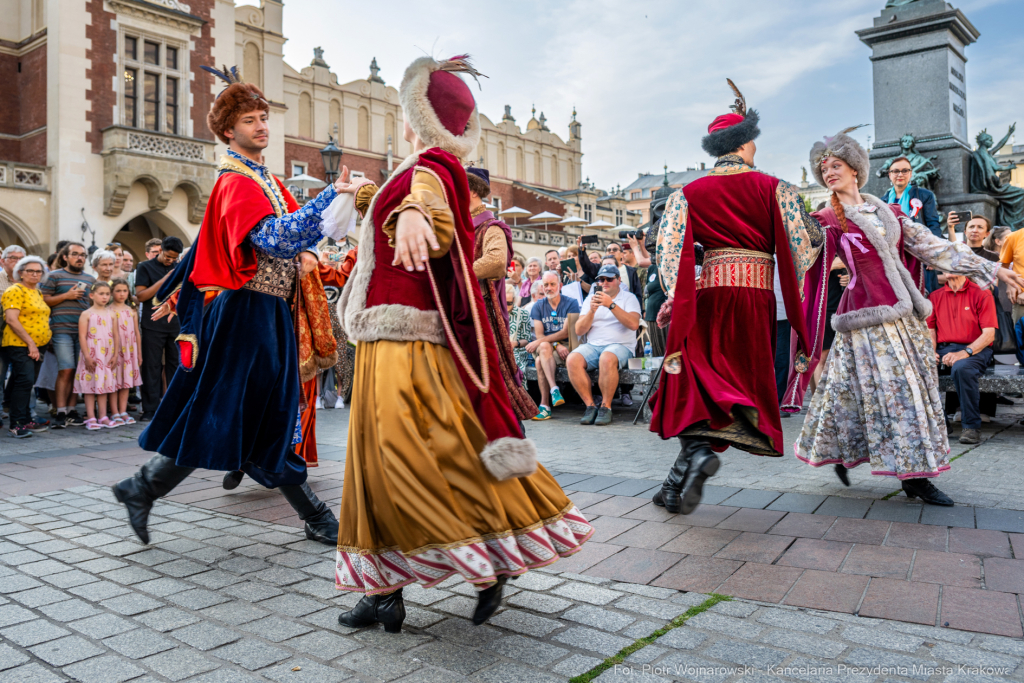 PW_517_012_fot. Piotr Wojnarowski.jpg-Polonez Wolności, Kracik, Rynek, taniec, zdjęcia, rocznica  Autor: P. Wojnarowski