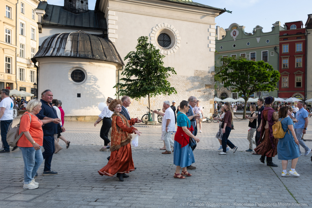 PW_517_015_fot. Piotr Wojnarowski.jpg-Polonez Wolności, Kracik, Rynek, taniec, zdjęcia, rocznica  Autor: P. Wojnarowski