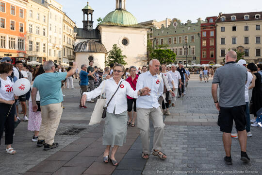 PW_517_017_fot. Piotr Wojnarowski.jpg-Polonez Wolności, Kracik, Rynek, taniec, zdjęcia, rocznica