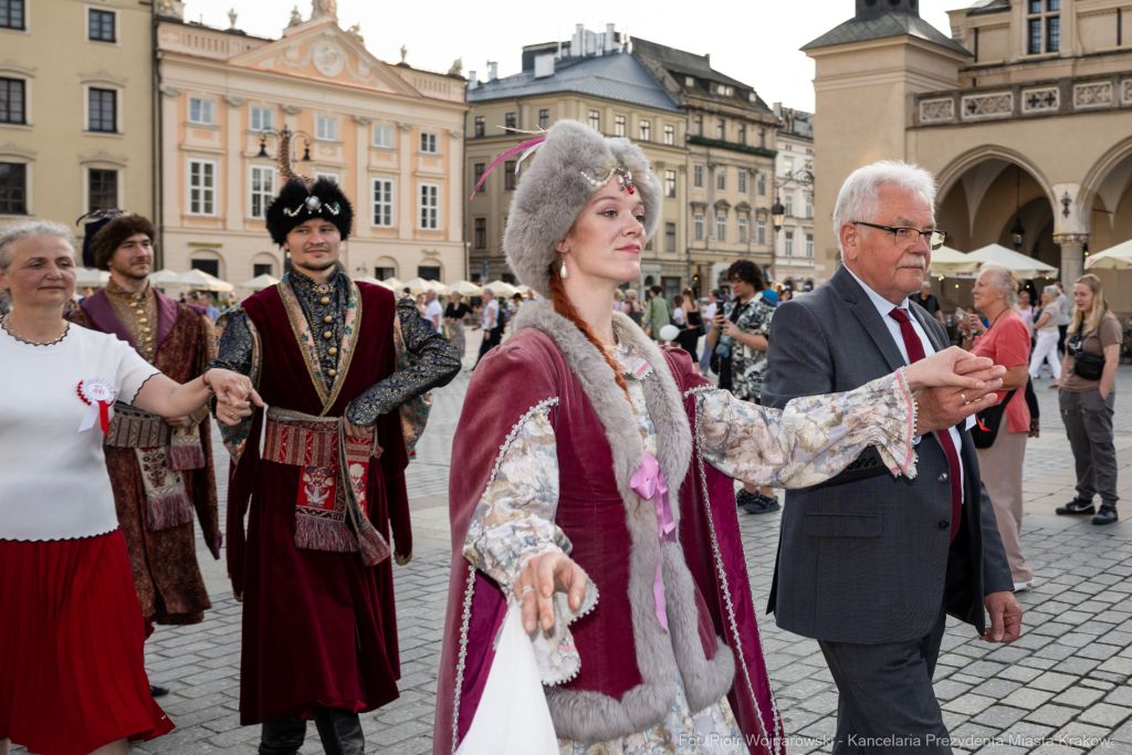 PW_517_018_fot. Piotr Wojnarowski.jpg-Polonez Wolności, Kracik, Rynek, taniec, zdjęcia, rocznica  Autor: P. Wojnarowski