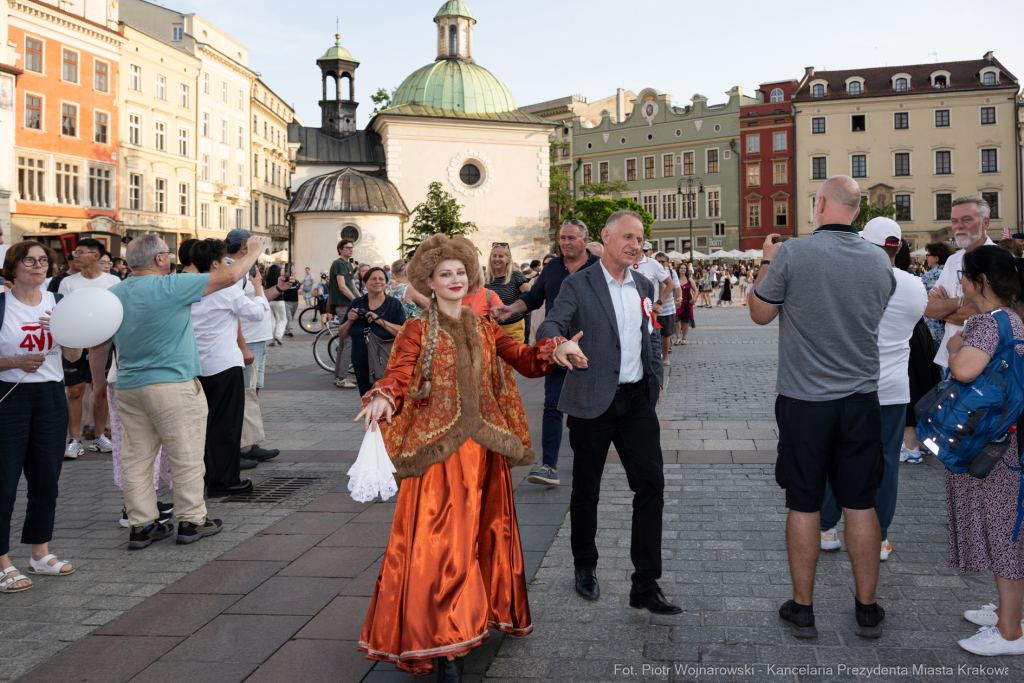 PW_517_019_fot. Piotr Wojnarowski.jpg-Polonez Wolności, Kracik, Rynek, taniec, zdjęcia, rocznica  Autor: P. Wojnarowski