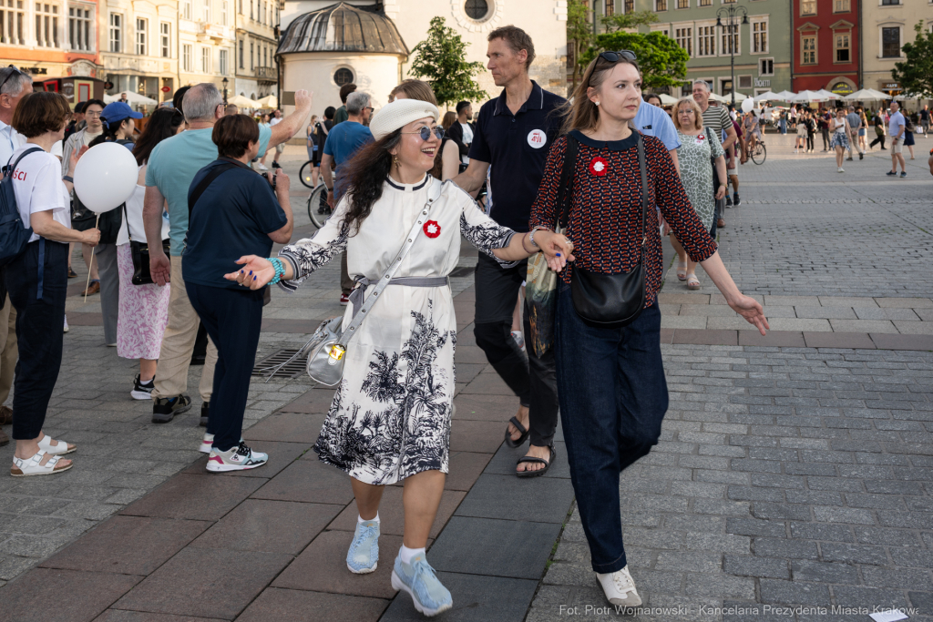 PW_517_020_fot. Piotr Wojnarowski.jpg-Polonez Wolności, Kracik, Rynek, taniec, zdjęcia, rocznica  Autor: P. Wojnarowski