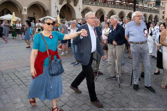 PW_517_022_fot. Piotr Wojnarowski.jpg-Polonez Wolności, Kracik, Rynek, taniec, zdjęcia, rocznica