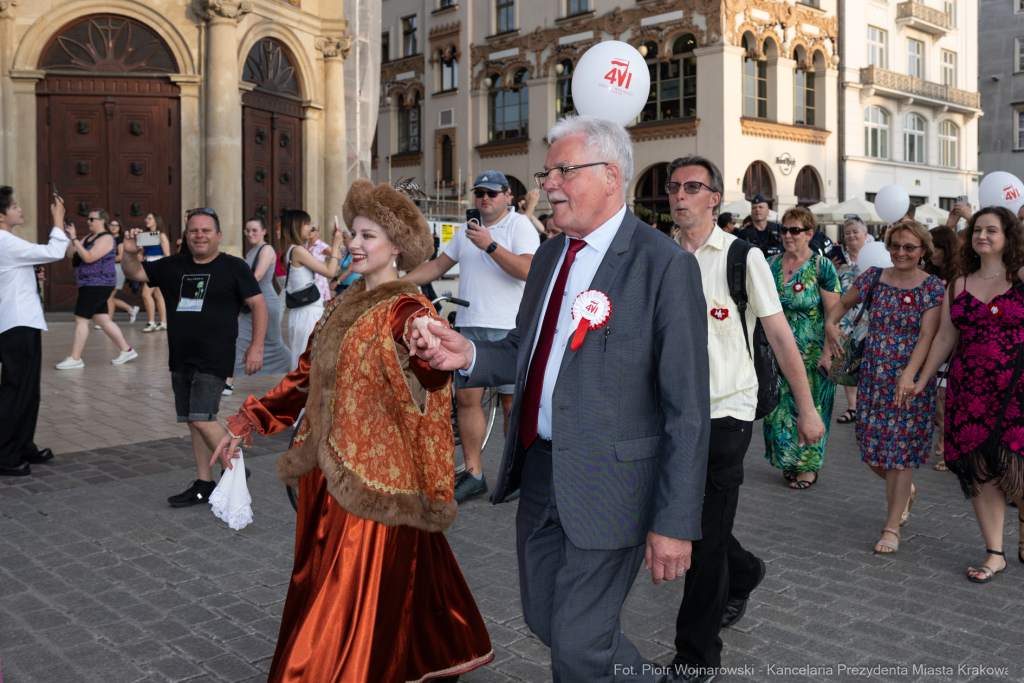 PW_517_027_fot. Piotr Wojnarowski.jpg-Polonez Wolności, Kracik, Rynek, taniec, zdjęcia, rocznica  Autor: P. Wojnarowski