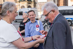 JG_250604_M_3771.jpg-„Łyk wolności” i polonez! Krakowianie upamiętnili wybory 4 czerwca