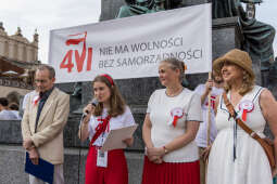 JG_250604_M_3852.jpg-„Łyk wolności” i polonez! Krakowianie upamiętnili wybory 4 czerwca