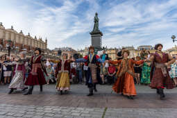 JG_250604_M_3887.jpg-„Łyk wolności” i polonez! Krakowianie upamiętnili wybory 4 czerwca