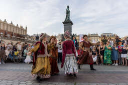 JG_250604_M_3932.jpg-„Łyk wolności” i polonez! Krakowianie upamiętnili wybory 4 czerwca