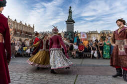 JG_250604_M_3936.jpg-„Łyk wolności” i polonez! Krakowianie upamiętnili wybory 4 czerwca