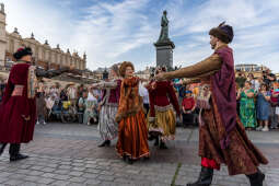 JG_250604_M_3939.jpg-„Łyk wolności” i polonez! Krakowianie upamiętnili wybory 4 czerwca