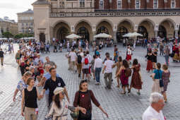 JG_250604_M_4010.jpg-„Łyk wolności” i polonez! Krakowianie upamiętnili wybory 4 czerwca