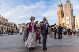 JG_250604_M_4019.jpg-„Łyk wolności” i polonez! Krakowianie upamiętnili wybory 4 czerwca