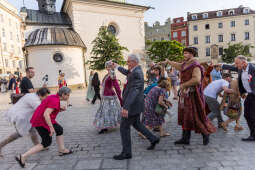 JG_250604_M_4031.jpg-„Łyk wolności” i polonez! Krakowianie upamiętnili wybory 4 czerwca