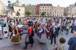 JG_250604_M_4103.jpg-„Łyk wolności” i polonez! Krakowianie upamiętnili wybory 4 czerwca