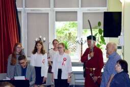 Uczestnicy wydarzenia podczas śpiewania Hymnu Narodowego