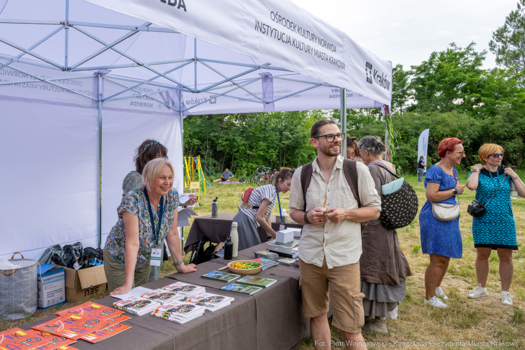 Miszalski, Kopiec Wandy, powitanie lata, strawa pod kopcem, OKN Norwida, Nowa Huta  Autor: P. Wojnarowski