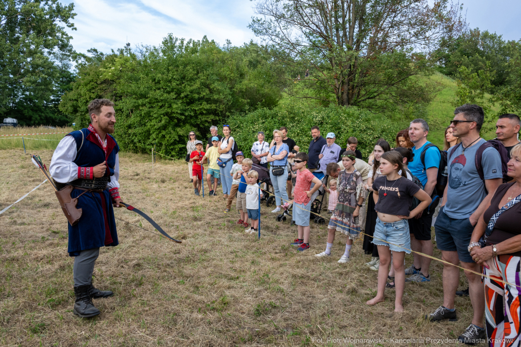 Miszalski, Kopiec Wandy, powitanie lata, strawa pod kopcem, OKN Norwida, Nowa Huta  Autor: P. Wojnarowski