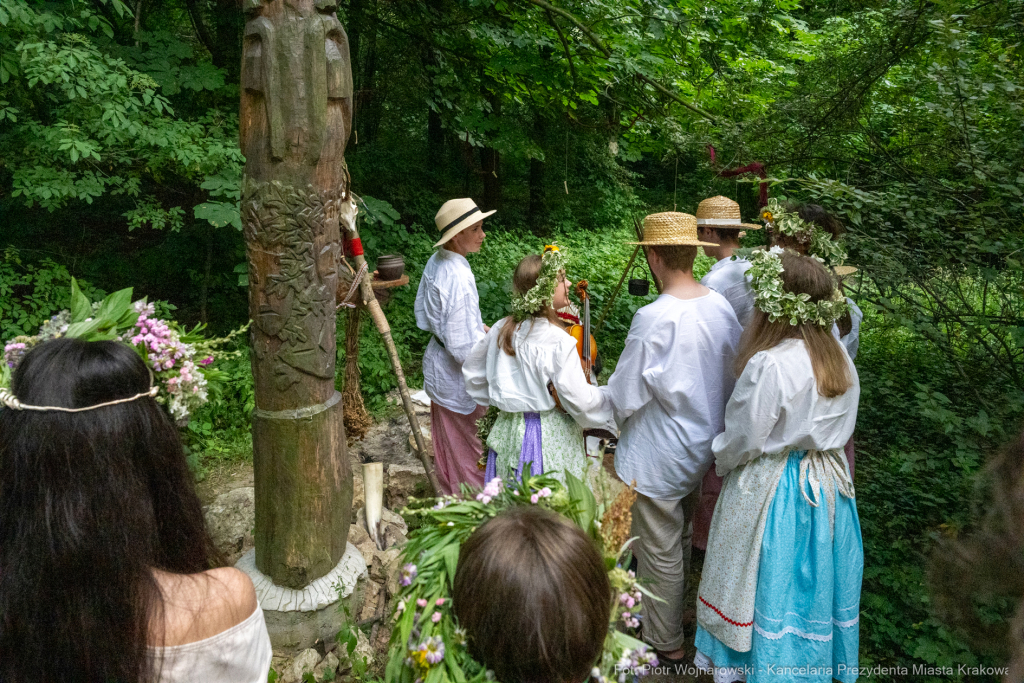 Miszalski, Kopiec Wandy, powitanie lata, strawa pod kopcem, OKN Norwida, Nowa Huta  Autor: P. Wojnarowski