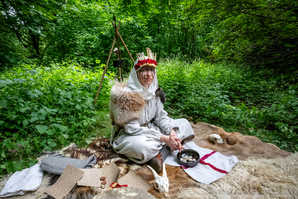 Miszalski, Kopiec Wandy, powitanie lata, strawa pod kopcem, OKN Norwida, Nowa Huta  Autor: P. Wojnarowski