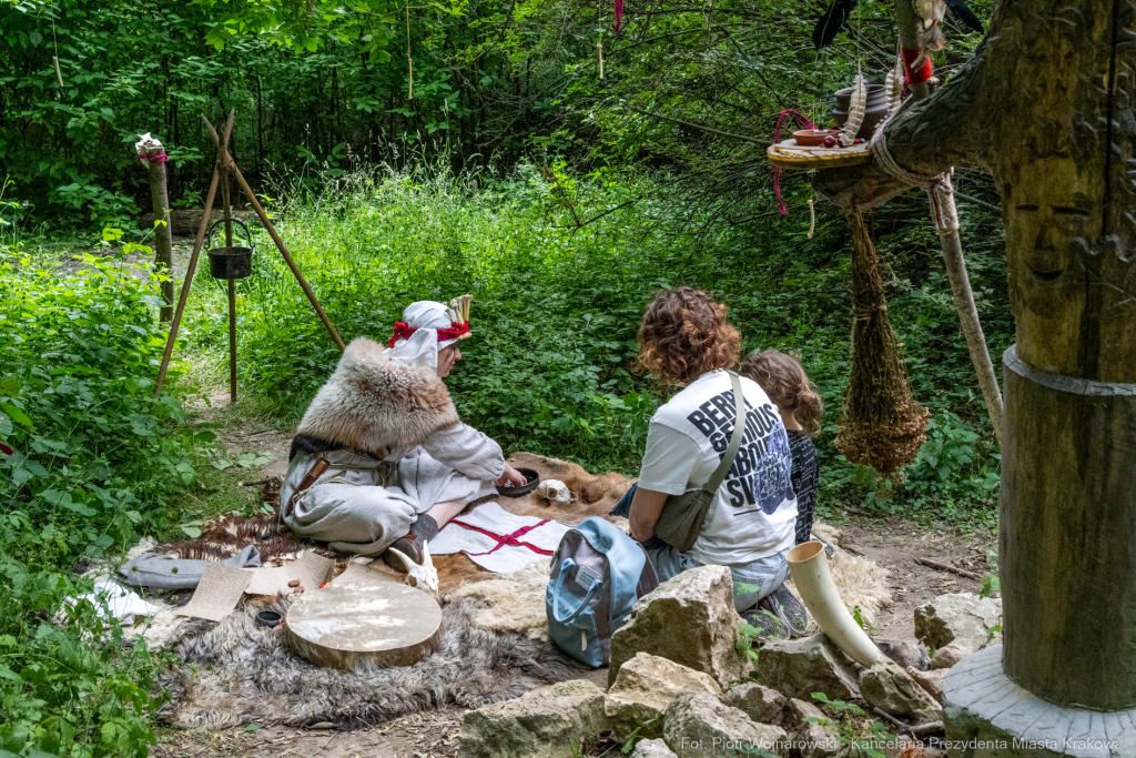 Miszalski, Kopiec Wandy, powitanie lata, strawa pod kopcem, OKN Norwida, Nowa Huta  Autor: P. Wojnarowski