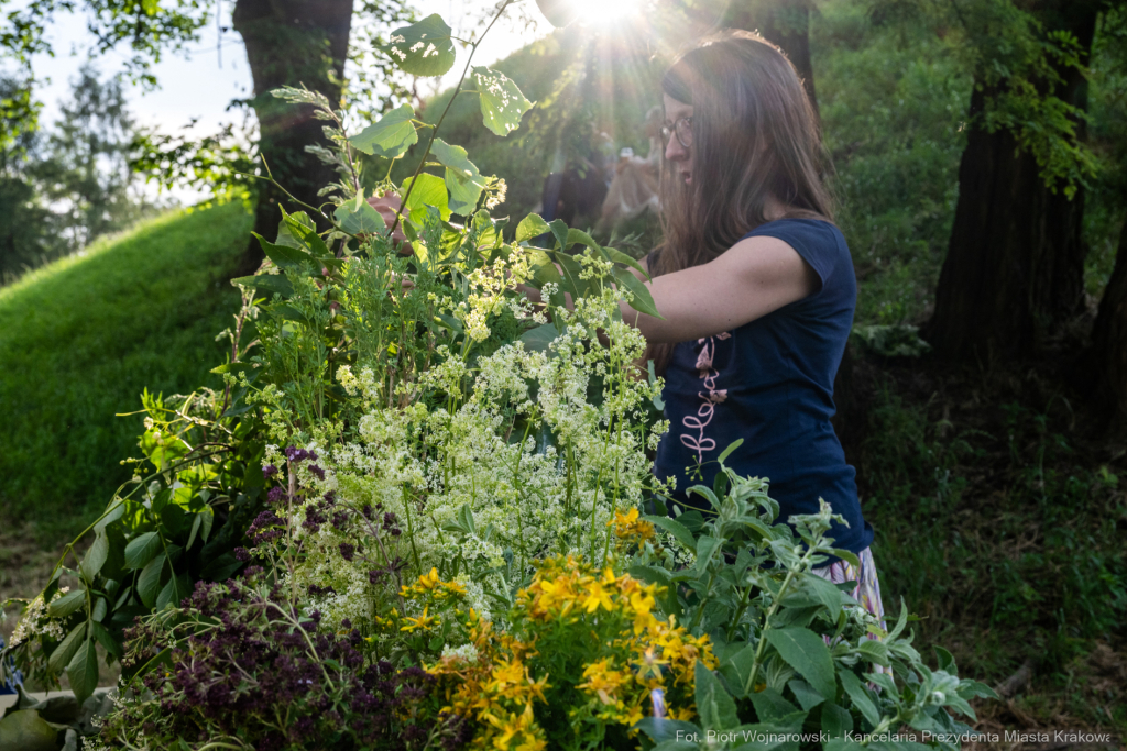 Miszalski, Kopiec Wandy, powitanie lata, strawa pod kopcem, OKN Norwida, Nowa Huta  Autor: P. Wojnarowski