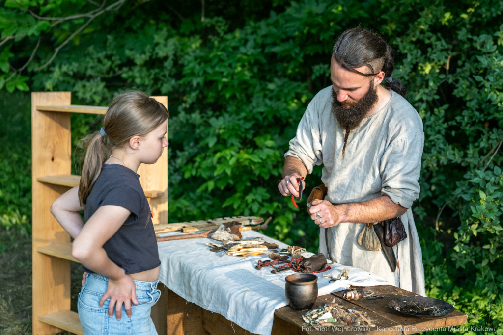 Miszalski, Kopiec Wandy, powitanie lata, strawa pod kopcem, OKN Norwida, Nowa Huta  Autor: P. Wojnarowski