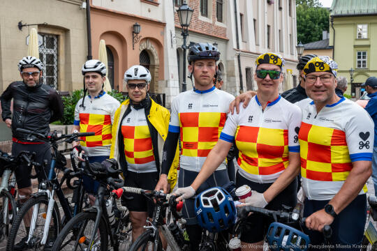 Kraków powitał uczestników rowerowej akcji charytatywnej „Bike Convoy for Ukraine"