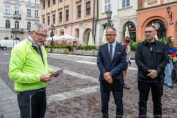 Kraków powitał uczestników rowerowej akcji charytatywnej „Bike Convoy for Ukraine"