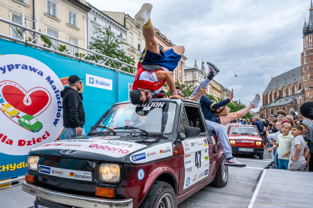 maluchy, 126p, wyprawa, Sęk, Sonik, zbiórka, akcja, chrytatywna  Autor: P. Wojnarowski