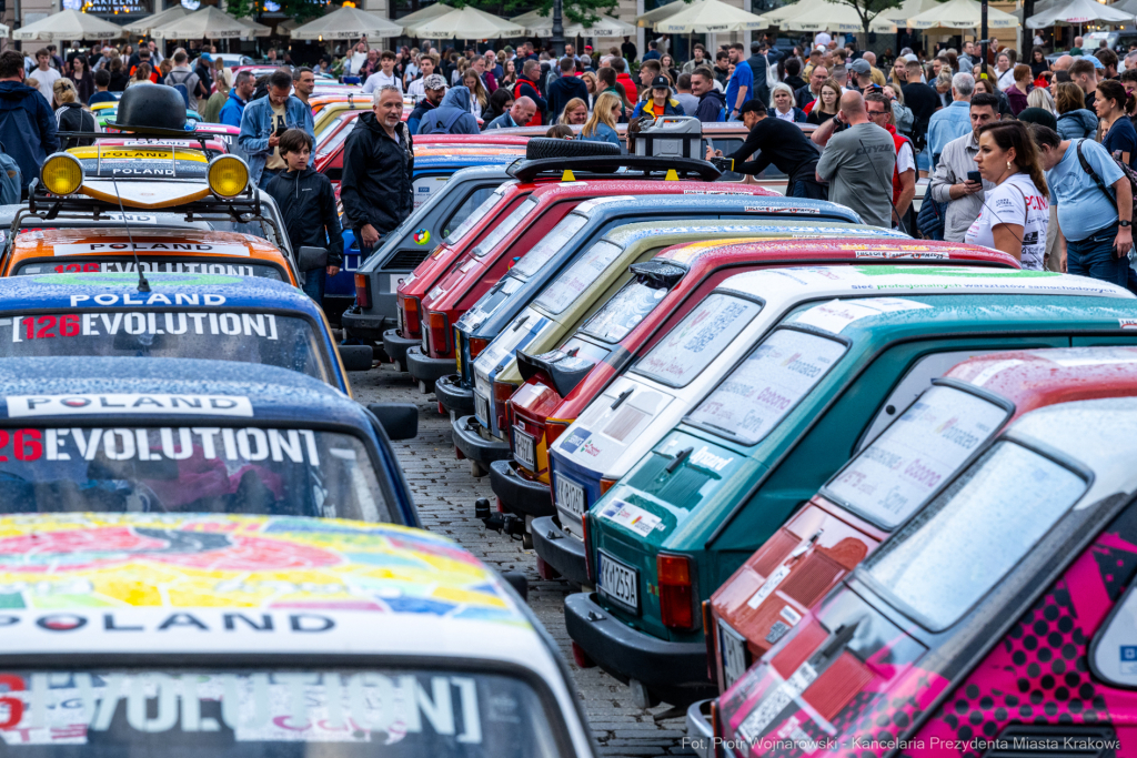 maluchy, 126p, wyprawa, Sęk, Sonik, zbiórka, akcja, chrytatywna  Autor: P. Wojnarowski