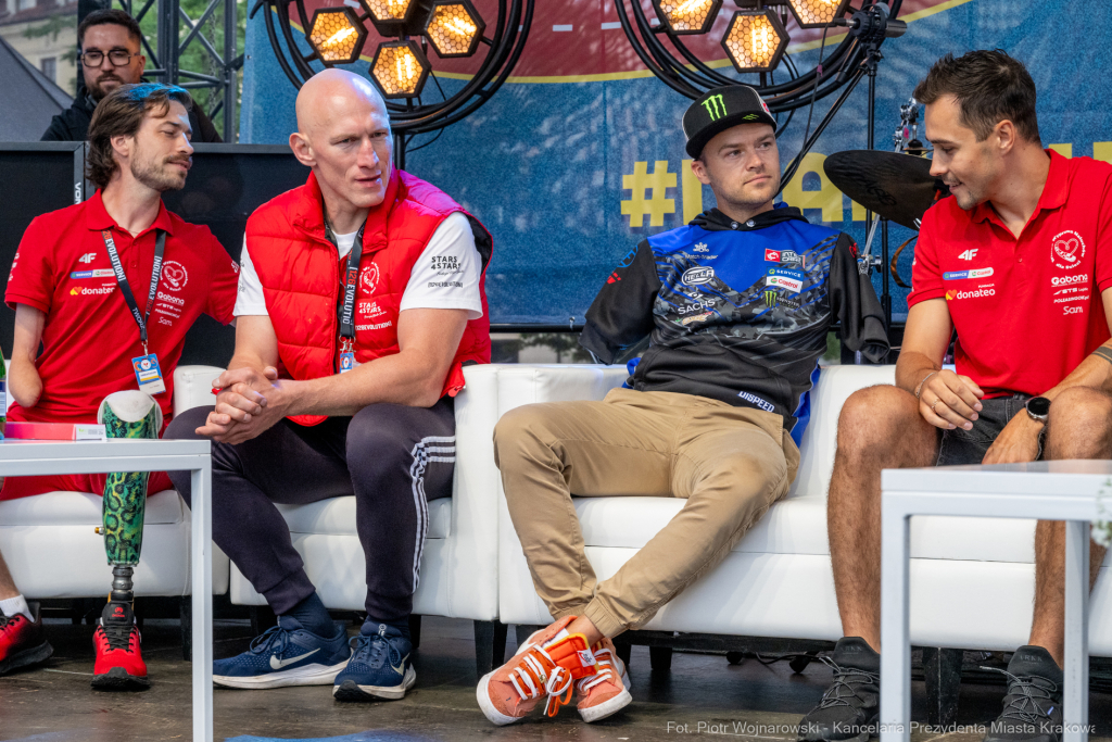 maluchy, 126p, wyprawa, Sęk, Sonik, zbiórka, akcja, chrytatywna  Autor: P. Wojnarowski