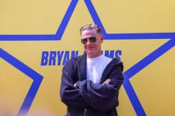 EKqqsgKQ.jpeg-Bryan Adams odsłonił własną gwiazdę w Alei Gwiazd RMF FM i Miasta Krakowa