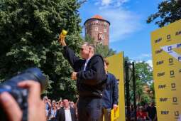 G2Gd7WCA.jpeg-Bryan Adams odsłonił własną gwiazdę w Alei Gwiazd RMF FM i Miasta Krakowa