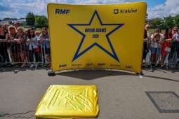 Q6JQK2_Q.jpeg-Bryan Adams odsłonił własną gwiazdę w Alei Gwiazd RMF FM i Miasta Krakowa