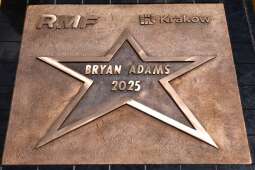 n8Z5DkbQ.jpeg-Bryan Adams odsłonił własną gwiazdę w Alei Gwiazd RMF FM i Miasta Krakowa